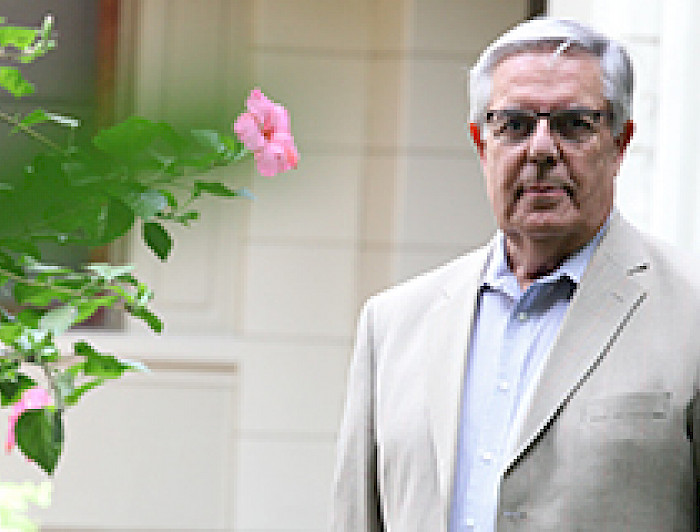 imagen correspondiente a la noticia: "Profesor Bernardo Latorre recibe premio por su trabajo en fitopatología"