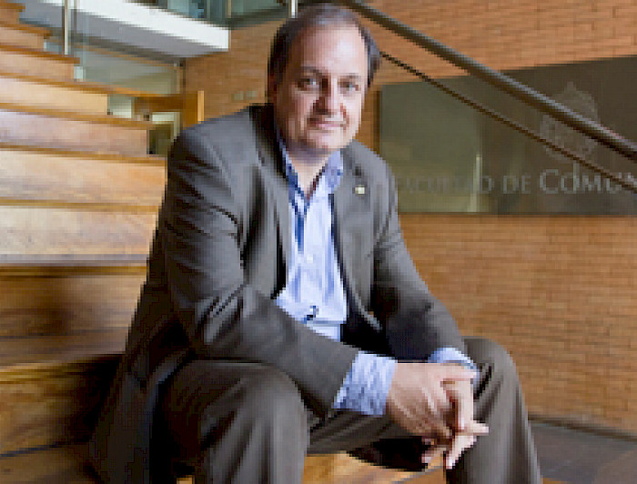 imagen correspondiente a la noticia: "Decano electo de Comunicaciones recibe premio internacional"