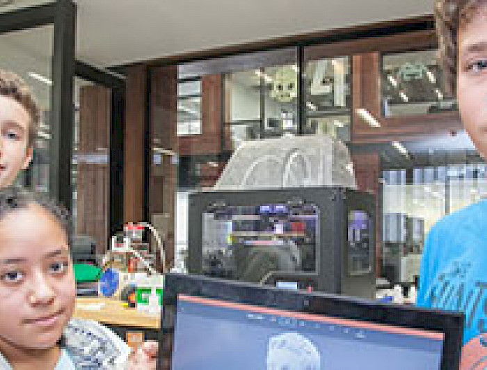 imagen correspondiente a la noticia: "Abren nuevo laboratorio tecnológico en verano para niños que se quedan en Santiago"