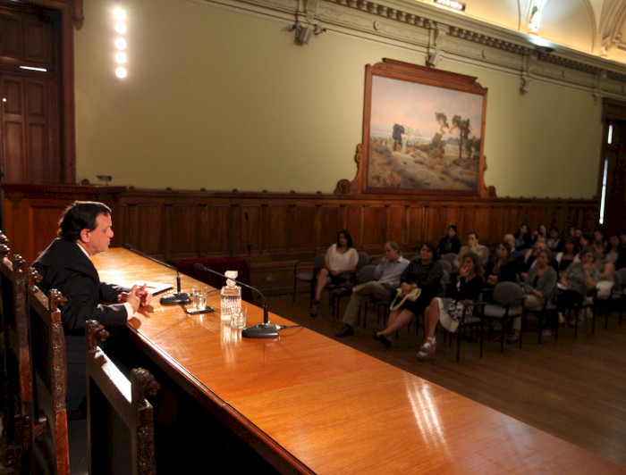 imagen correspondiente a la noticia: "Rector Sánchez se reunió con profesionales y administrativos de Casa Central"