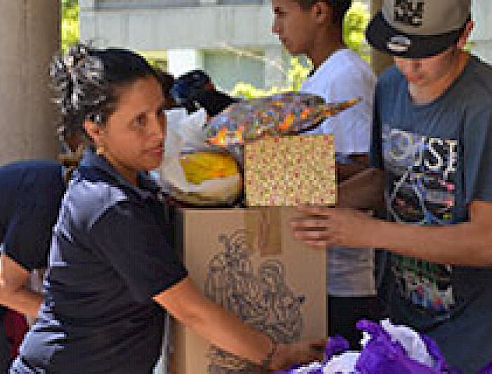 imagen correspondiente a la noticia: "Pastoral UC entregó 900 cajas de Navidad para funcionarios de contratación externa"