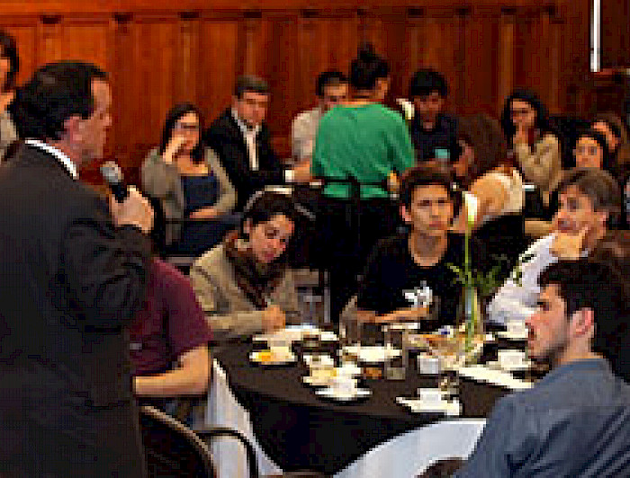 imagen correspondiente a la noticia: "Novatos conversan con autoridades UC e intercambian experiencias"