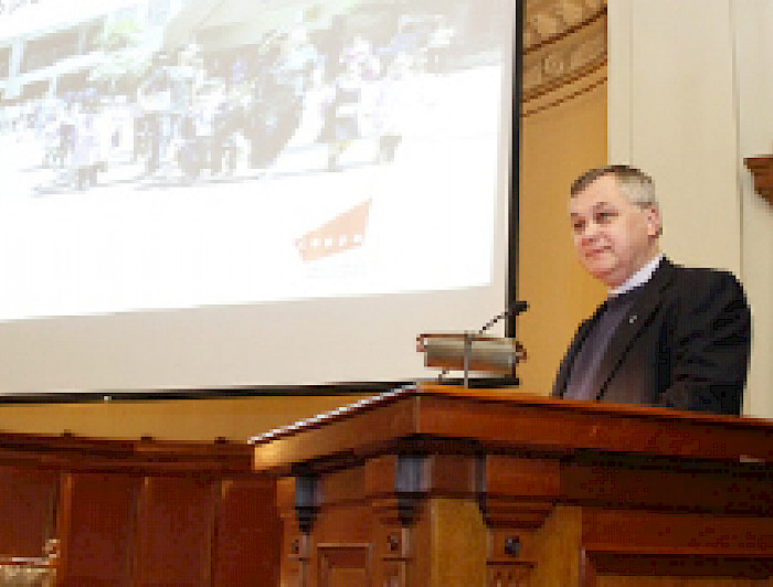 imagen correspondiente a la noticia: "El padre Tomás Schertz presentó documento sobre  los profesores y la pasión por educar"