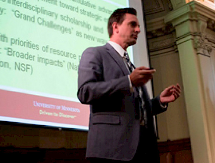 imagen correspondiente a la noticia: "Experto en el compromiso público de las universidades visita Chile en el Mes de las Políticas Públicas UC"