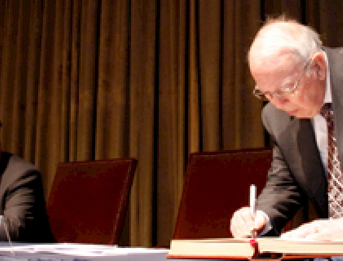 imagen correspondiente a la noticia: "Maxwell McCombs recibe el grado de Doctor Honoris Causa de la Universidad"