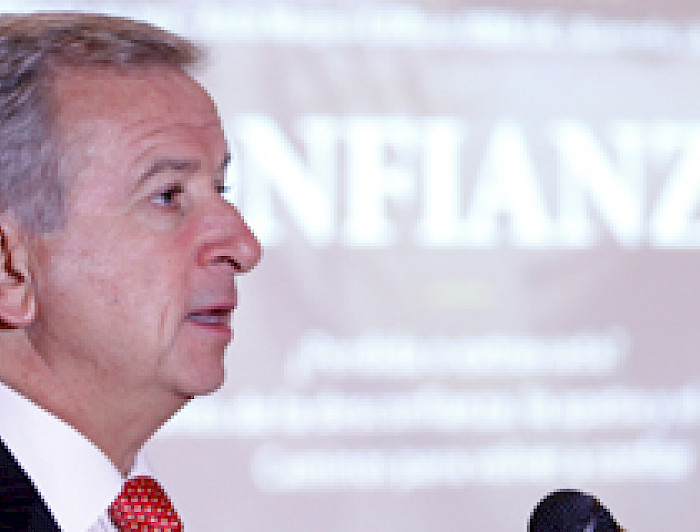 imagen correspondiente a la noticia: "Felipe Larraín recibe premio internacional AACSB como uno de los 100 líderes mundiales más influyentes"