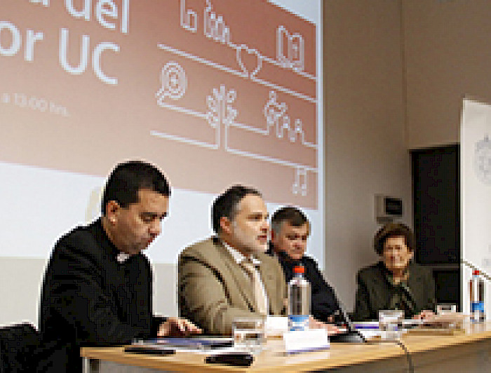 imagen correspondiente a la noticia: "Académicos dialogaron sobre identidad del educador UC a la luz de Ex Corde Ecclesiae"