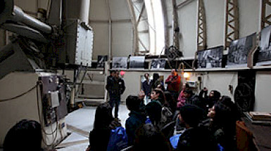 Personas visitando el interior del observatorio