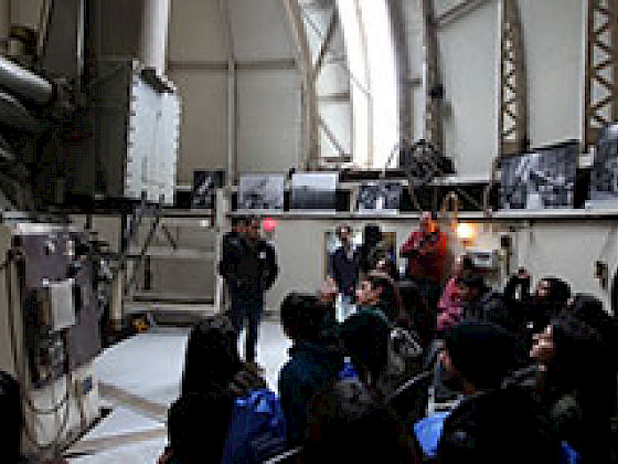 Personas visitando el interior del observatorio