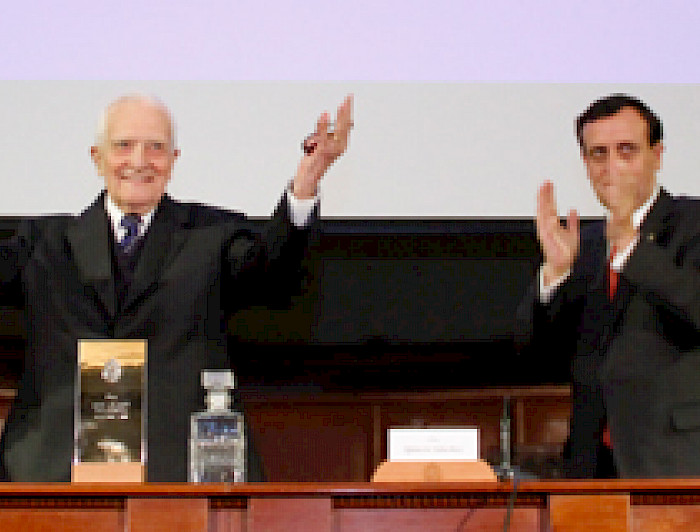 imagen correspondiente a la noticia: "La Universidad celebra los 90 años del rector emérito Juan de Dios Vial Correa"