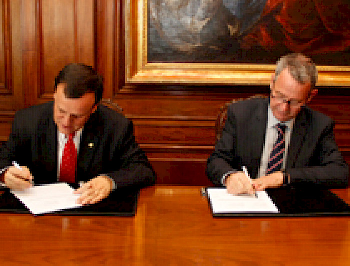 imagen correspondiente a la noticia: "Autoridades de la Universidad  Católica de Australia y la UC firman acuerdo de intercambio estudiant"