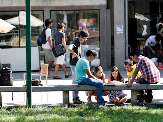 Estudiantes conversando en un patio del Campus San Joaquín.