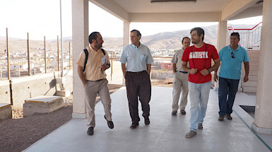 El rector Ignacio Sánchez en su visita en Alto Hospicio.