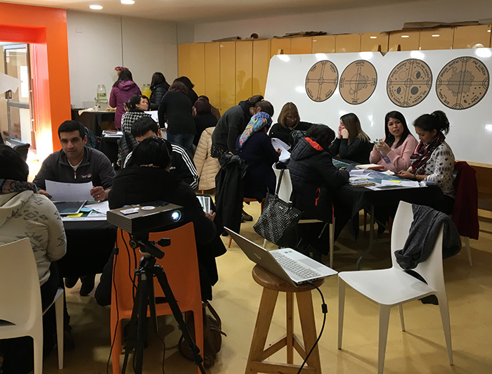 Para entender cómo aprenden los estudiantes, se levantó información sobre el desarrollo de las clases, los conocimientos sobre aprendizaje indagatorio y la cultura mapuche, los saberes previos de los estudiantes y los conocimientos de los padres/apoderados. (Fotografía: Campus Villarrica UC)