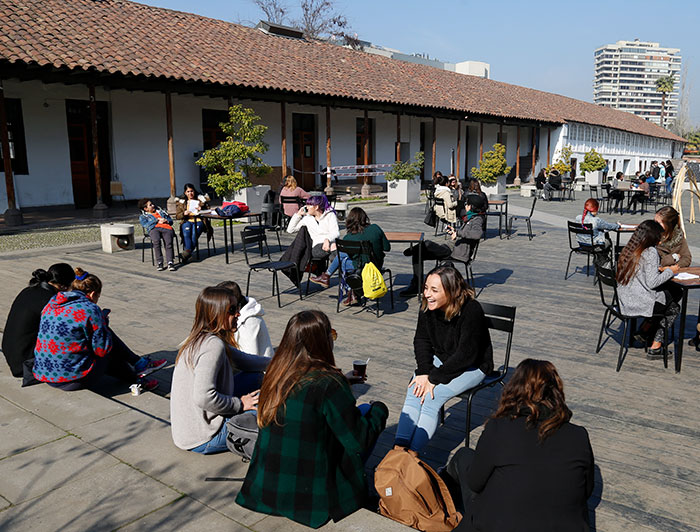 Como explica la nueva Ombuds, Patricia Masalán, “lo que se busca es evitar que los problemas lleguen a mayores y que las personas sientan que sus derechos son respetados. Se promueve el diálogo, el entendimiento, la empatía, la responsabilidad personal”. (Fotografía: Karina Fuenzalida)
