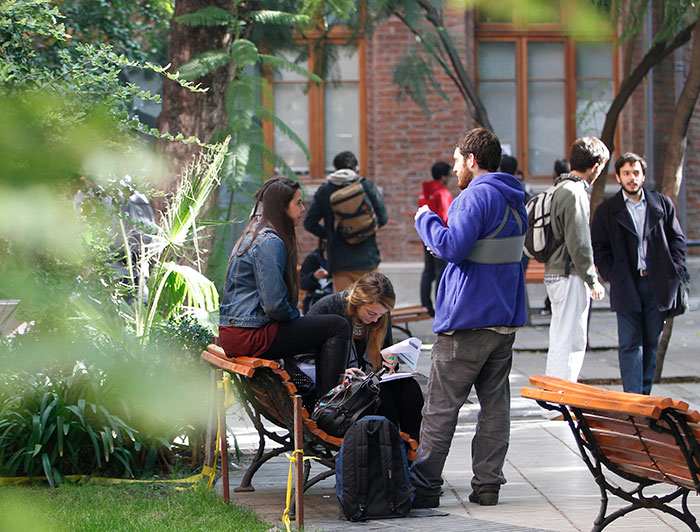 “El valor de la figura del ombuds es que ofrece ciertas garantías para que las personas puedan presentar sus quejas y buscar el entendimiento entre los distintos miembros de la comunidad, mejorando de esta manera la calidad de la universidad”, explica el académico José Ignacio González. (Fotografía: Karina Fuenzalida)