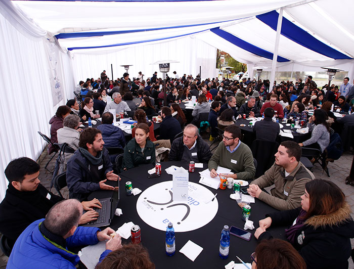 "Considerar que cerca de mil personas que pertenecen a la universidad puedan aportar -número que puede aumentar gracias al formato digital-, nos entrega una gran posibilidad de participación", dice el rector Ignacio Sánchez. (Fotografía: César Cortés)