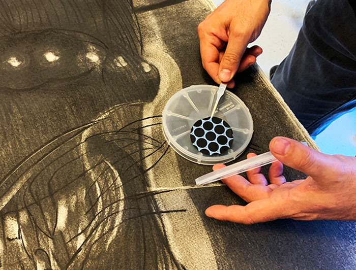  Mostrar la nanotecnología a través del arte, tratando de producir una obra de arte a partir de la investigación científica utilizando nanomateriales, es lo que buscó el proyecto "Nano-Óptica: escala visual de una realidad multidisciplinaria". (Fotografía: Proyecto Nano-Óptica) (Fotografía: Proyecto "Nano-Óptica")