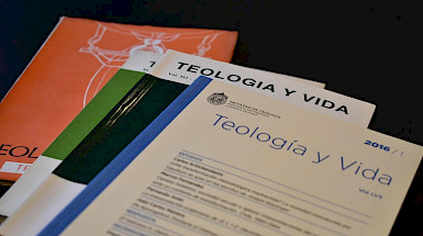 Se visualizan cuatro ediciones diferentes de la revista Teología y Vida