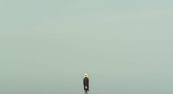 Una mujer, de espalda, observa el mar inmenso. Portada de la película "De repente, el paraíso" seleccionada en el Festival de Cannes 2019.