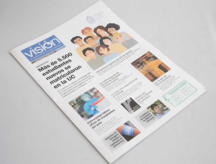 Imagen de la portada del periódico Visión UC sobre una mesa.