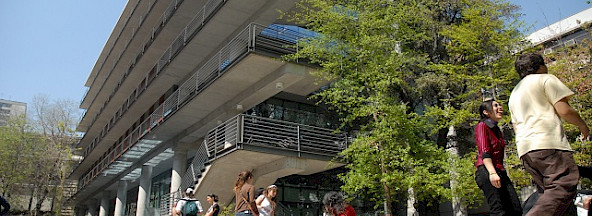 Fachada del edificio de la Facultad de Ciencias Biológicas.
