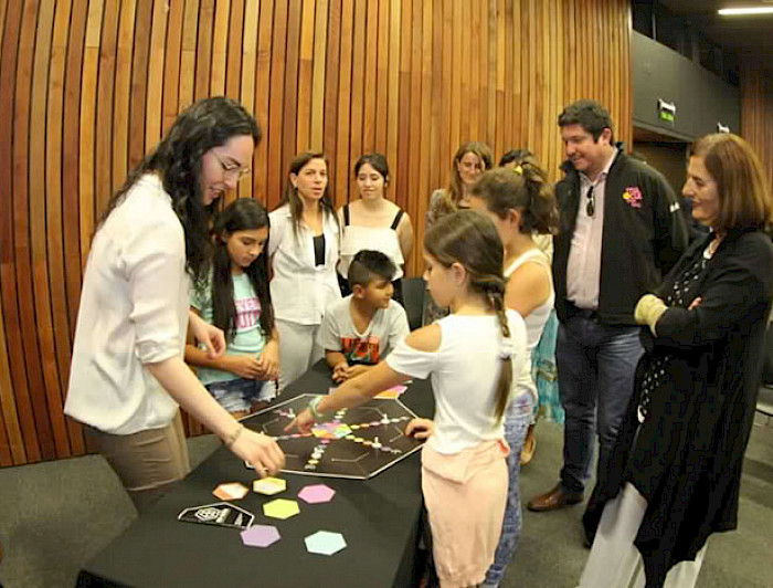 Niños conociendo "En-Seña", una tecnología que consta de un juego de mesa que promueve el desarrollo de habilidades comunicativas a través del aprendizaje de la lengua de señas chilena.