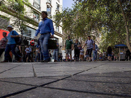 Personas caminando por el centro de Santiago. Foto: Dirección de Comunicaciones UC.