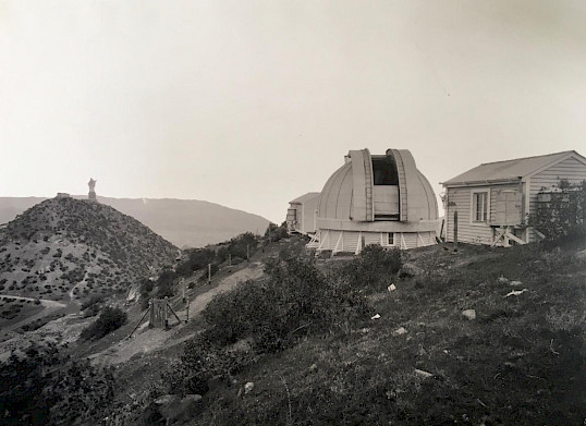 Foto antigua del observatorio Foster en la cima del Cerro San Cristóbal.