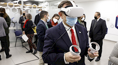President Ignacio Sánchez testing a virtual reality headset.