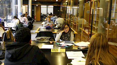 Alumnos UC en biblioteca.- Foto Dirección de Comunicaciones