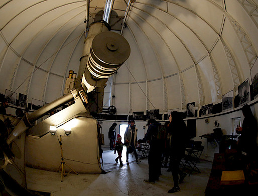 Grupo de personas al interior del domo del observatorio foster.
