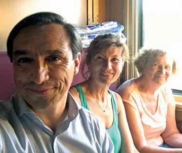 Cristián Wittig looking at the camera with two Ukrainian women.