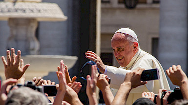 Papa Francisco saludando a la multitud con manos elevadas