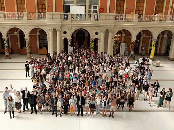 The photography shows a big group of international students from 33 different countries and academics from UC Chile.