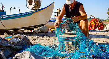 Pescador artesanal trabajando con una red