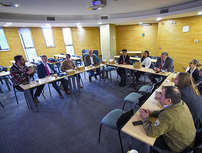 Académicos en la mesa de energías renovables del primer foro académico Chile Alemania.