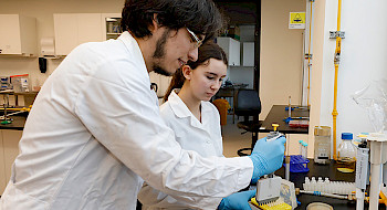 Estudiantes realizan un experimento en un laboratorio.