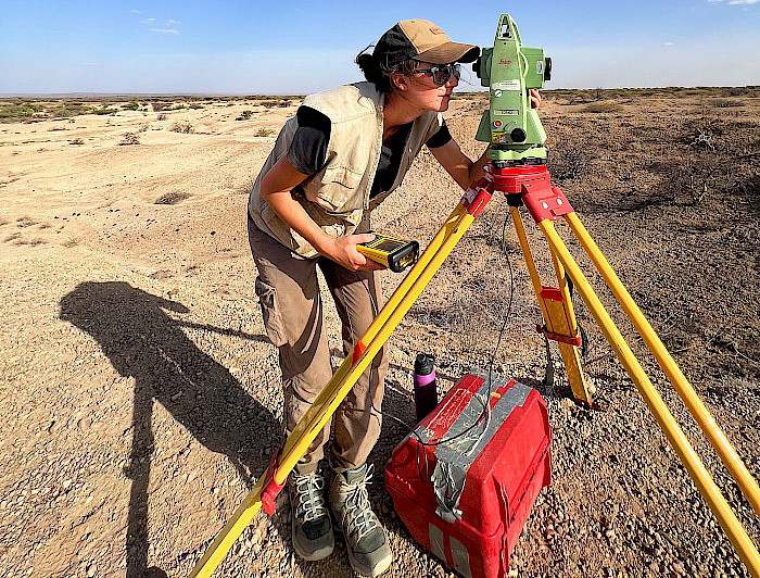 La estudiante Magdalena Palisson haciendo una medición con instrumentos técnicos en terreno 