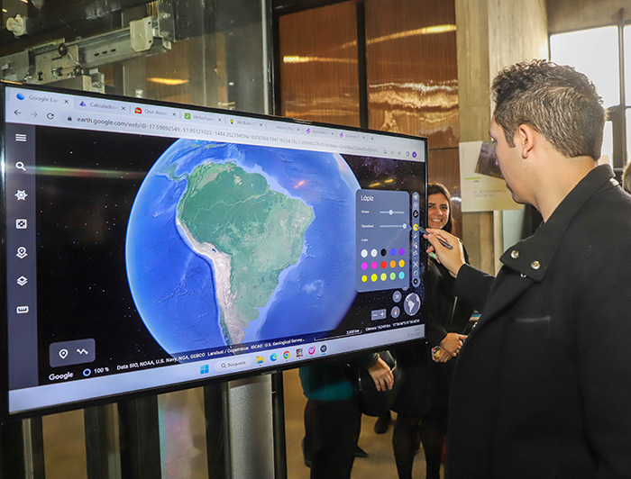 Una persona utiliza el lápiz de PaperLux tocuch sobre una pantalla con la imagen de América del Sur.