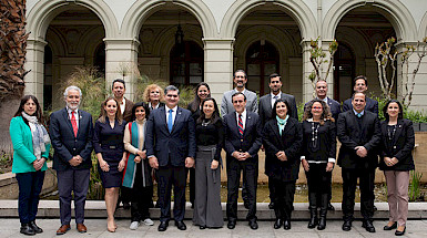 Fotografía de los participantes de La Tríada en la Casa Central de la UC.
