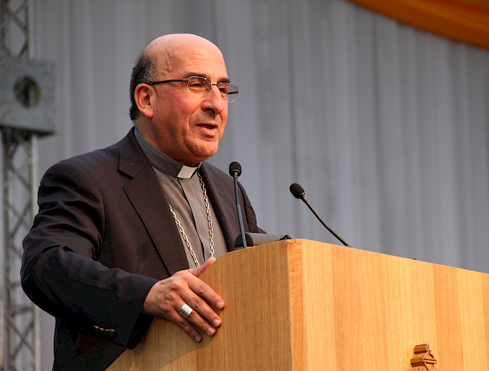 El sacerdote Fernando Chomalí en un podio.