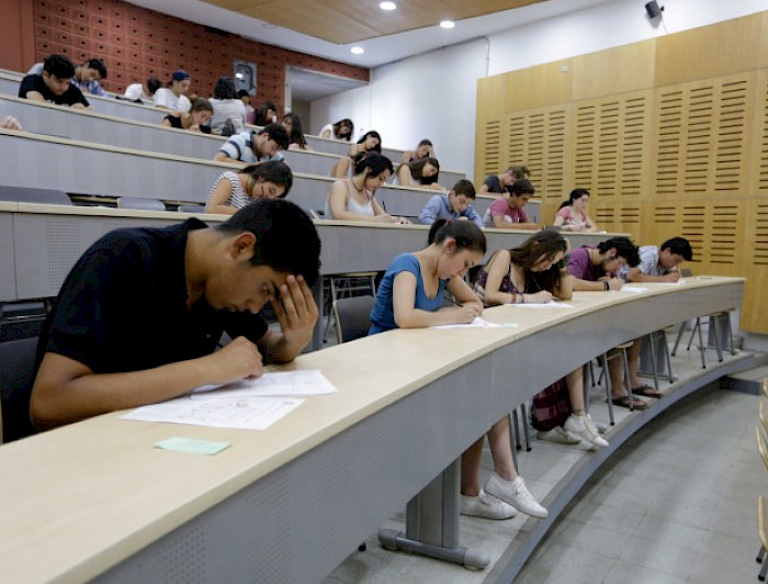 Estudiantes rindiendo examen en sala de clases