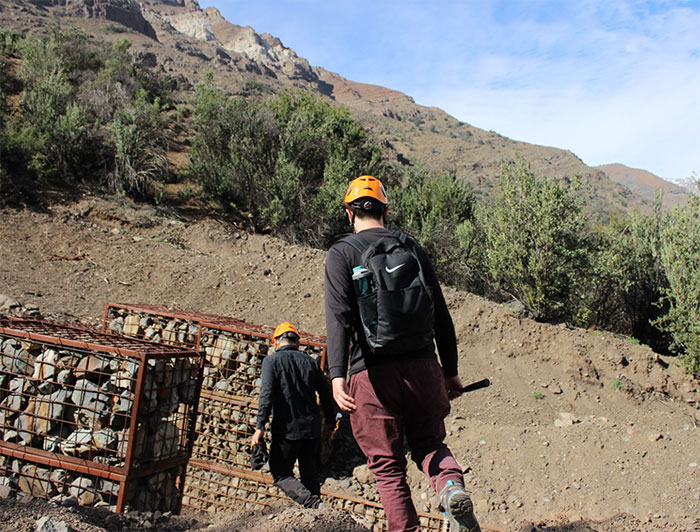 Investigadores caminan al lado de gaviones en una de las quebradas que se activaron con el aluvión de enero de 2021 en la localidad de San Alfonso, San José de Maipo.