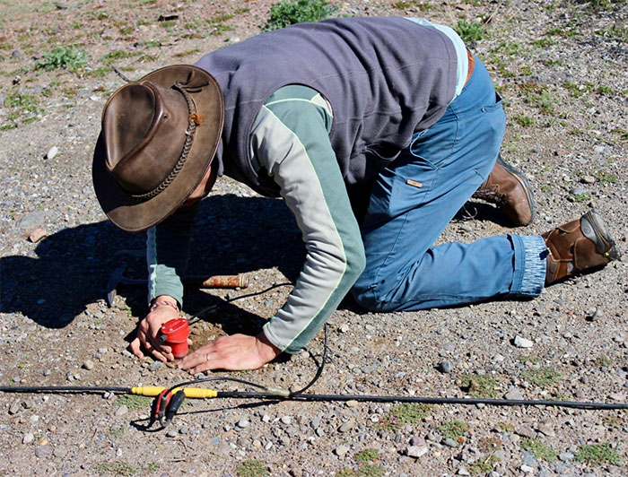 El investigadorFelipe Aron preparando los geófonos para las mediciones.