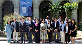 Delegación de investigadores de la Universidad de Tsinghua junto a académicos y autoridades de la UC en Casa Central. (Crédito fotográfico: Pía Billa)