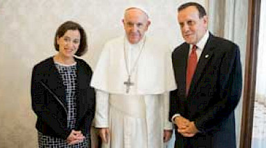 Papa Francisco y el Rector Ignacio Sánchez junto a su señora, la doctora Salesa Barja, fueron recibidos en audiencia privada en el Vaticano.