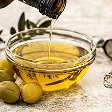 aceite de oliva siendo servido en un recipiente de vidrio