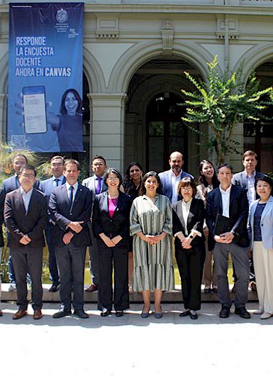 Delegation of researchers from Tsinghua University together with academics and UC Chile authorities at the UC Chile Central Campus. (Photo credit: Pía Billa)
