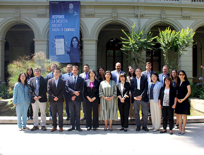 Delegation of researchers from Tsinghua University together with academics and UC Chile authorities at the UC Chile Central Campus. (Photo credit: Pía Billa)